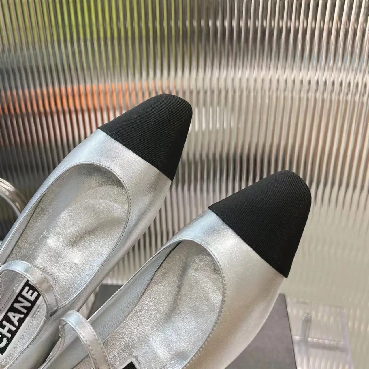 👟👟Ex-factory price 520👟👟 (Top version) CHANEL 24P early spring new trapezoidal toe high-heeled shoes, high version of one-strap, pointed square toe, color-blocked Mary Jane shoes, Xiaoxiang𝐂's two most popular shoes this year are these small silver shoes and big-toe shoes. It is difficult to find these shoes in the counter. It breaks the conventional pointed square toe design and gives people a refreshing feeling. I thought it was good-looking. Only when you put it on your feet will you know how easy it is to wear. It is really special and fashionable. The side rhinestones 𝐋𝐨𝐠𝐨 are very eye-catching. The smooth shoe shape is full of high-end feeling. I can think of countless outfits at the moment. Upper: imported cowhide/metallic film grain leather. Foot pad: sheepskin. Lining: sheepskin. Sole: Italian genuine leather outsole. Heel height: 1cm. Color: white/silver/black/pink. 4 colors size: 35-40 (41 made to order, non-refundable and non-exchangeable)